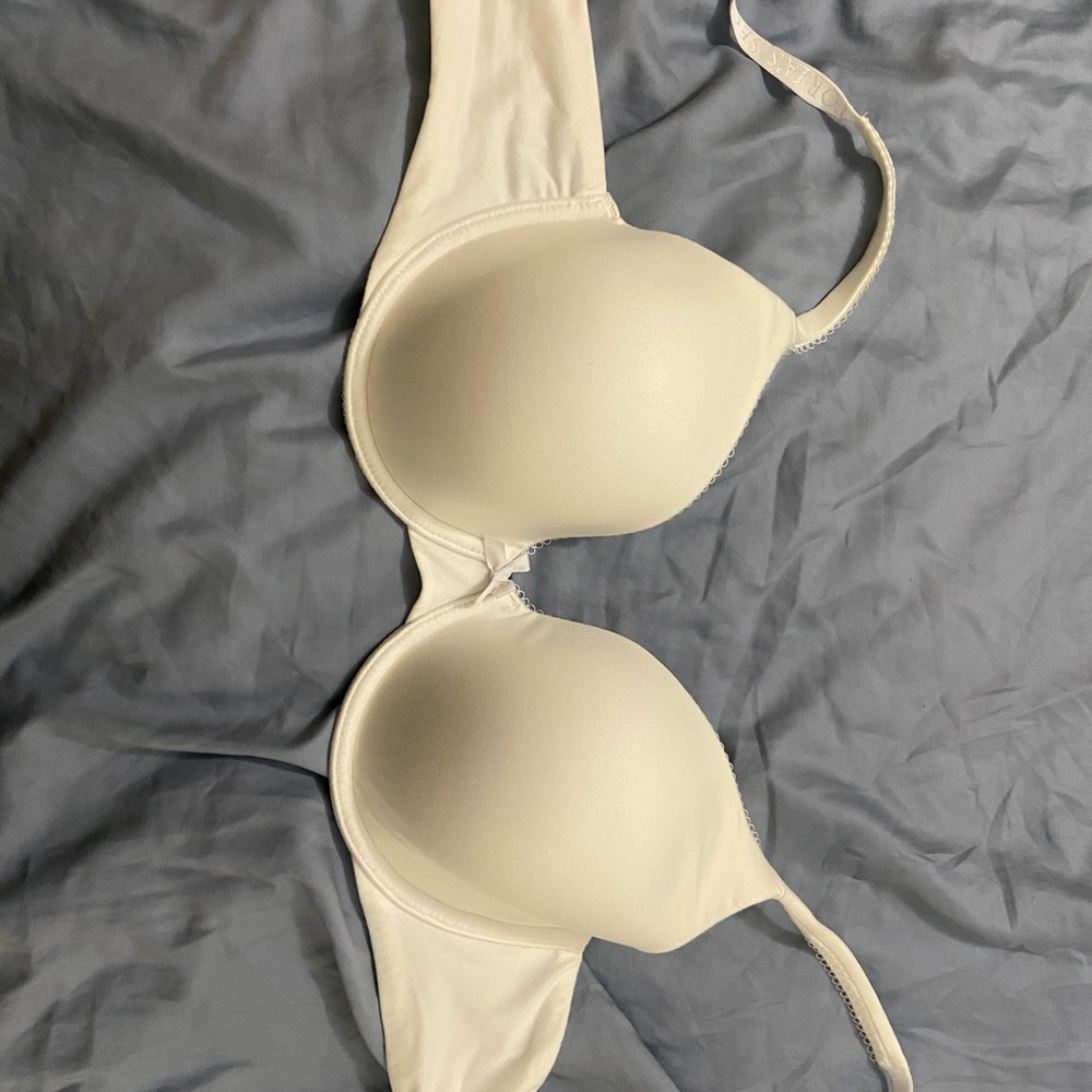 White Body by Victoria Bra. New without tags. 36C